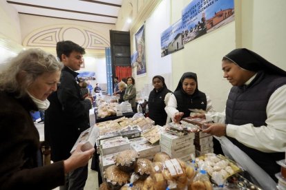 Exposición de dulces de nueve conventos en la Sala de Pasos de la Cofradía Penitencial de las Angustias.