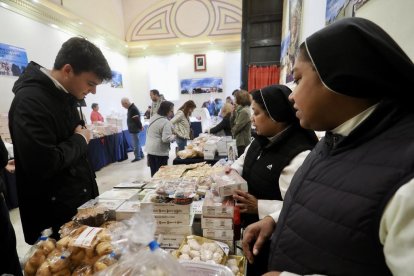 Exposición de dulces de nueve conventos en la Sala de Pasos de la Cofradía Penitencial de las Angustias.