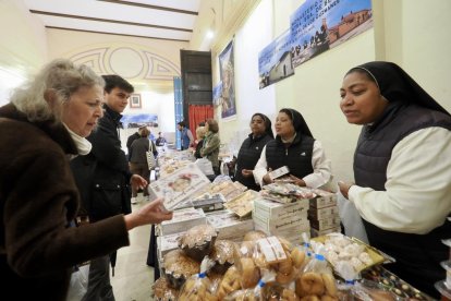 Exposición de dulces de nueve conventos en la Sala de Pasos de la Cofradía Penitencial de las Angustias.