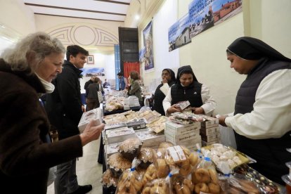 Exposición de dulces de nueve conventos en la Sala de Pasos de la Cofradía Penitencial de las Angustias.