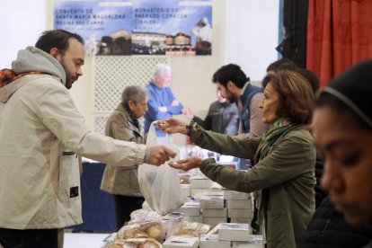 Exposición de dulces de nueve conventos en la Sala de Pasos de la Cofradía Penitencial de las Angustias.