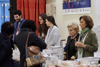 Exposición de dulces de nueve conventos en la Sala de Pasos de la Cofradía Penitencial de las Angustias.