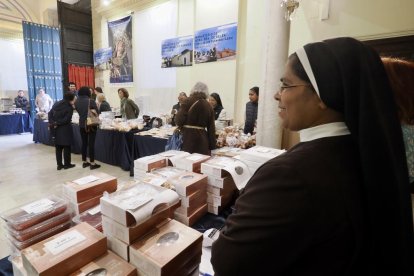 Exposición de dulces de nueve conventos en la Sala de Pasos de la Cofradía Penitencial de las Angustias.