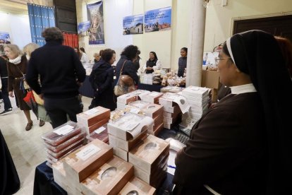 Exposición de dulces de nueve conventos en la Sala de Pasos de la Cofradía Penitencial de las Angustias.