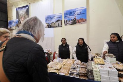 Exposición de dulces de nueve conventos en la Sala de Pasos de la Cofradía Penitencial de las Angustias.