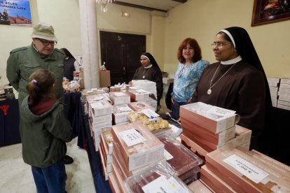 Exposición de dulces de nueve conventos en la Sala de Pasos de la Cofradía Penitencial de las Angustias.