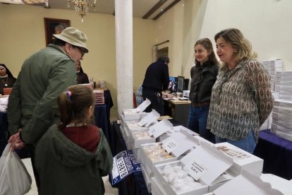 Exposición de dulces de nueve conventos en la Sala de Pasos de la Cofradía Penitencial de las Angustias.
