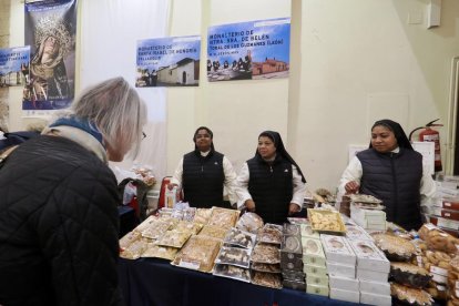 Exposición de dulces de nueve conventos en la Sala de Pasos de la Cofradía Penitencial de las Angustias.