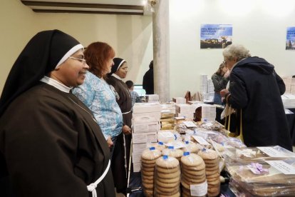 Exposición de dulces de nueve conventos en la Sala de Pasos de la Cofradía Penitencial de las Angustias.