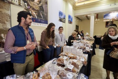 Exposición de dulces de nueve conventos en la Sala de Pasos de la Cofradía Penitencial de las Angustias.