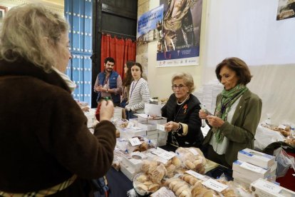 Exposición de dulces de nueve conventos en la Sala de Pasos de la Cofradía Penitencial de las Angustias.