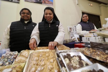 Exposición de dulces de nueve conventos en la Sala de Pasos de la Cofradía Penitencial de las Angustias.