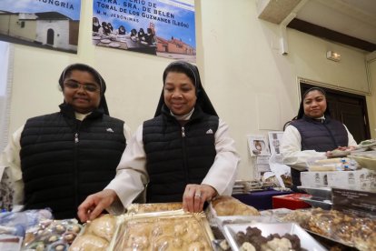 Exposición de dulces de nueve conventos en la Sala de Pasos de la Cofradía Penitencial de las Angustias.