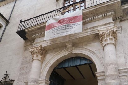 Exposición de dulces de nueve conventos en la Sala de Pasos de la Cofradía Penitencial de las Angustias.