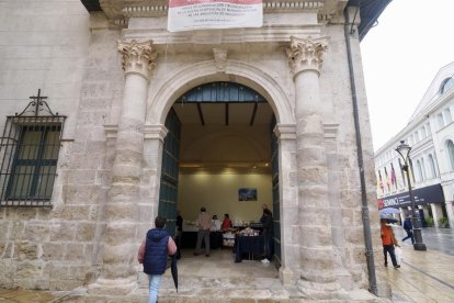 Exposición de dulces de nueve conventos en la Sala de Pasos de la Cofradía Penitencial de las Angustias.