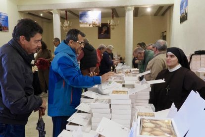 Exposición de dulces de nueve conventos en la Sala de Pasos de la Cofradía Penitencial de las Angustias.