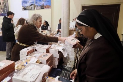 Exposición de dulces de nueve conventos en la Sala de Pasos de la Cofradía Penitencial de las Angustias.