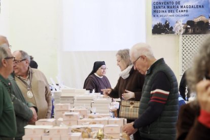 Exposición de dulces de nueve conventos en la Sala de Pasos de la Cofradía Penitencial de las Angustias.