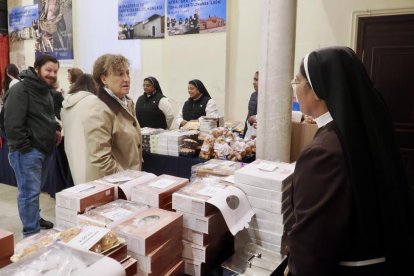 Exposición de dulces de nueve conventos en la Sala de Pasos de la Cofradía Penitencial de las Angustias.