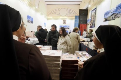 Exposición de dulces de nueve conventos en la Sala de Pasos de la Cofradía Penitencial de las Angustias.