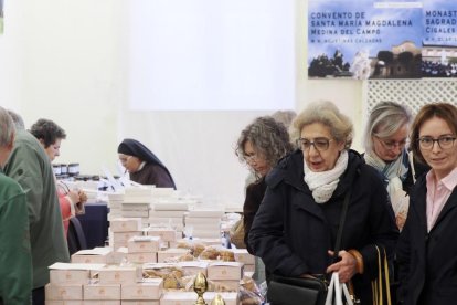 Exposición de dulces de nueve conventos en la Sala de Pasos de la Cofradía Penitencial de las Angustias.