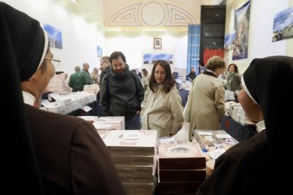 Exposición de dulces de nueve conventos en la Sala de Pasos de la Cofradía Penitencial de las Angustias.