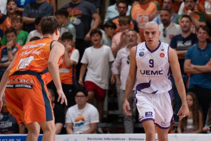 Pau Isern inicia una transición de ataque del UEMC CBCV en Morón.