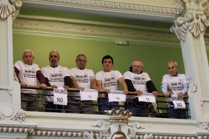 Miembros de la plataforma del soterramiento al pleno del Ayuntamiento.