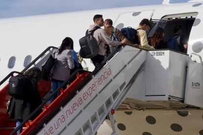 Primera salida del vuelo de Vueling a Barcelona desde al aeropuerto de Villanubla