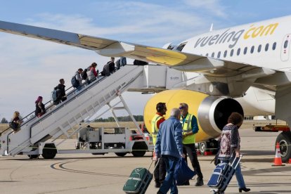 Primera salida del vuelo de Vueling a Barcelona desde al aeropuerto de Villanubla