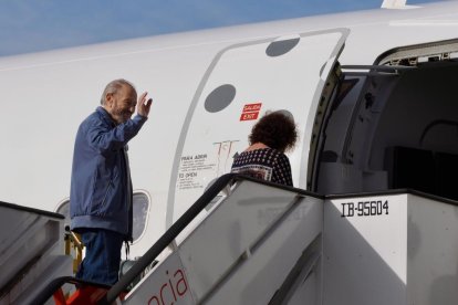 Primera salida del vuelo de Vueling a Barcelona desde al aeropuerto de Villanubla
