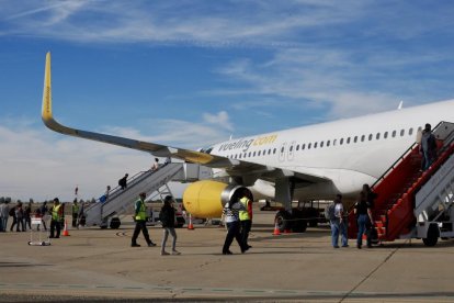 Primera salida del vuelo de Vueling a Barcelona desde al aeropuerto de Villanubla