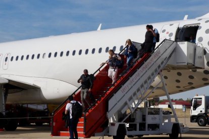 Primera salida del vuelo de Vueling a Barcelona desde al aeropuerto de Villanubla