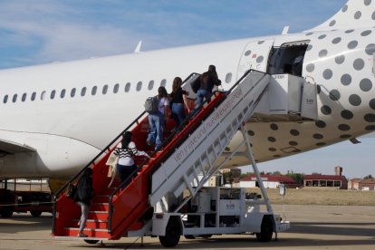 Primera salida del vuelo de Vueling a Barcelona desde al aeropuerto de Villanubla