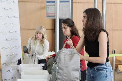 Primera salida del vuelo de Vueling a Barcelona desde al aeropuerto de Villanubla