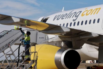 Primera salida del vuelo de Vueling a Barcelona desde al aeropuerto de Villanubla