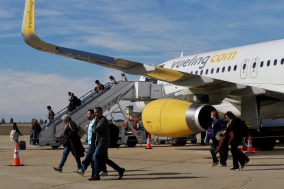 Primera salida del vuelo de Vueling a Barcelona desde al aeropuerto de Villanubla