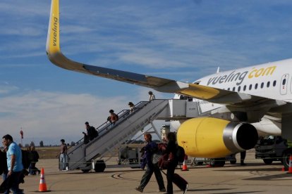 Primera salida del vuelo de Vueling a Barcelona desde al aeropuerto de Villanubla