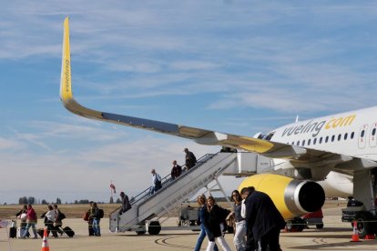 Primera salida del vuelo de Vueling a Barcelona desde al aeropuerto de Villanubla