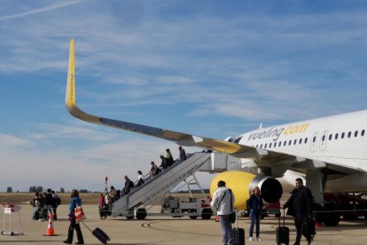 Primera salida del vuelo de Vueling a Barcelona desde al aeropuerto de Villanubla
