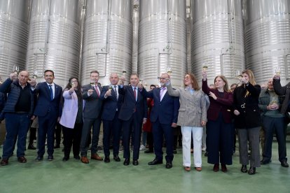 El ministro de Agricultura Luis Planas, junto a la consejera de Agricultura, María González Corral, con motivo del 90 aniversario de la Bodega Cuatro Rayas.