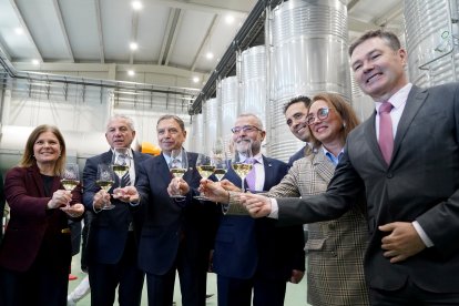 El ministro de Agricultura Luis Planas, junto a la consejera de Agricultura, María González Corral, con motivo del 90 aniversario de la Bodega Cuatro Rayas.
