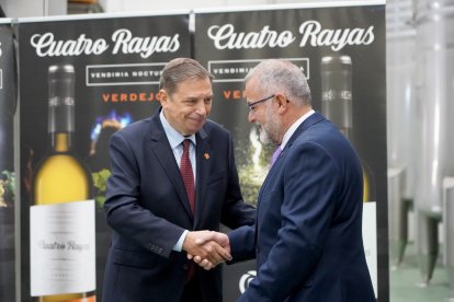 El ministro de Agricultura Luis Planas, junto a la consejera de Agricultura, María González Corral, con motivo del 90 aniversario de la Bodega Cuatro Rayas.