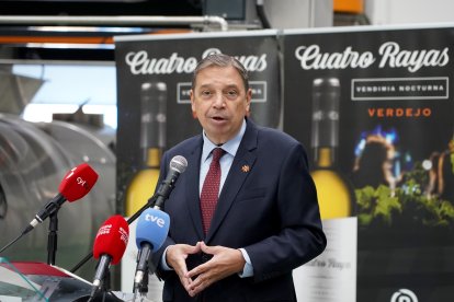 El ministro de Agricultura Luis Planas, junto a la consejera de Agricultura, María González Corral, con motivo del 90 aniversario de la Bodega Cuatro Rayas.