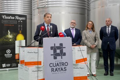 El ministro de Agricultura Luis Planas, junto a la consejera de Agricultura, María González Corral, con motivo del 90 aniversario de la Bodega Cuatro Rayas.