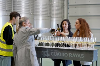 El ministro de Agricultura Luis Planas, junto a la consejera de Agricultura, María González Corral, con motivo del 90 aniversario de la Bodega Cuatro Rayas.
