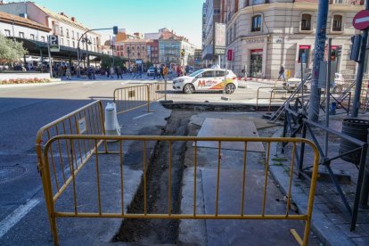 Obras de Aquavall en la plaza Madrid y fresado en la calle Gamazo.