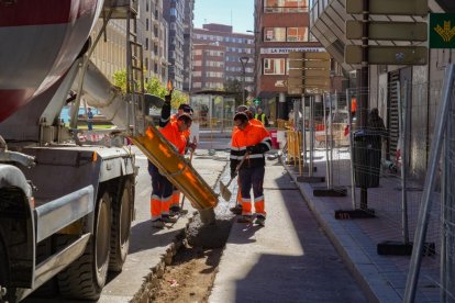 Obras de Aquavall en la plaza Madrid y fresado en la calle Gamazo.