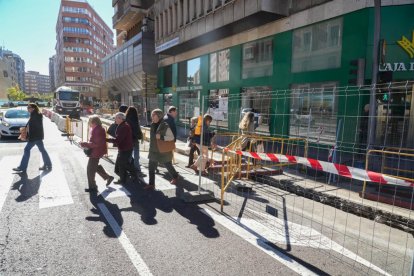 Obras de Aquavall en la plaza Madrid y fresado en la calle Gamazo.