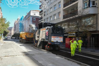 Obras de Aquavall en la plaza Madrid y fresado en la calle Gamazo.